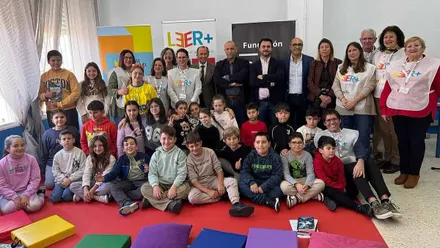 El alcalde de Chiclana de la Frontera, José María Román Guerrero, junto a la concejala de Educación, María José Batista; el director general de la Fundación José Manuel Lara, Pablo Morillo Pérez, y la delegada de la Fundación Cajasol en Cádiz, Mª del Mar Díez Mieres, quienes han sido recibidos por el director del centro, Juan Pablo Delgado Herrera.