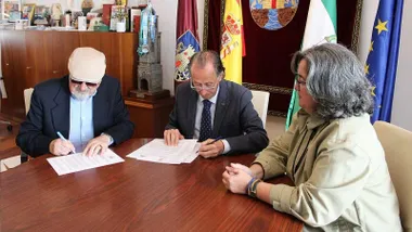 Firma del convenio con el alcalde de Chiclana, José María Román, y el presidente del colectivo de mayores Ojalá Chiclana, Antonio Leal