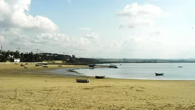 Vista matinal de la playa de la Cachucha en Puerto Real.