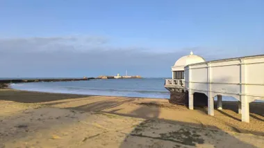 Cielo despejado con nubes al fondo en la playa de la Caleta de Cádiz a primetras horas de este jueves 9 de abril. Foto: José Luis Porquicho Prada.