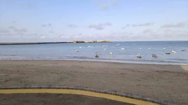 Cielos prácticamente despejados en la Caleta, en Cádiz. Foto: José Luis Porquicho Prada.