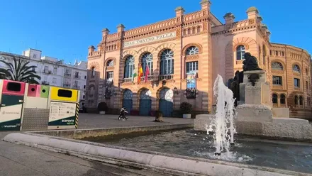 Cielo despejado y azul sobre el Gran Teatro Falla de Cádiz. Foto: José Luis Porquicho Prada.