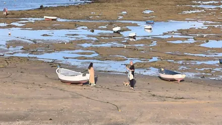 Una pareja se fotografía en una barquita de la Caleta en esta soleada mañana del 17 de abril. Foto: José Luis Porquicho Prada.