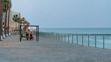 Zona de Caliestenia sobre la playa de Santa María del Mar desde donde se aprecia la presencia de calima en el cielo de Cádiz a primera hora de la mañana. Foto: José Luis Porquicho Prada.