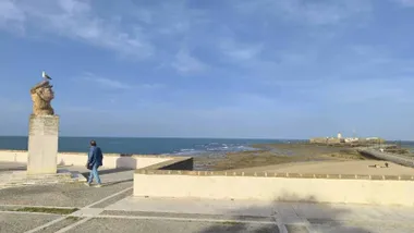 Cielos principalmente despejados en Cádiz vistos desde la plaza Canal Ponce, junto a la Caleta, en la zona de la estatua a Paco Alba. Foto: José Luis Porquicho Prada.