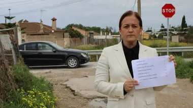 Ana González a pie de uno de los caminos en mal estado.