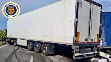 Camión con el remolque atravesado en la carretera.