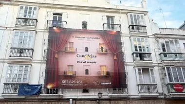 Lona que cubre el níumero 3 de la plaza Fragela con la nueva promoción de Grupo Promar.