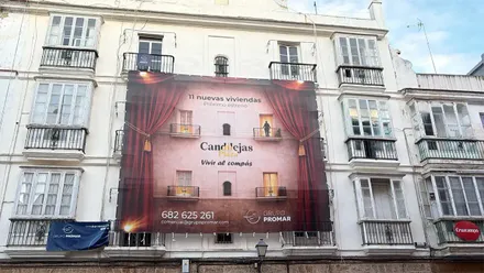 Lona que cubre el níumero 3 de la plaza Fragela con la nueva promoción de Grupo Promar.