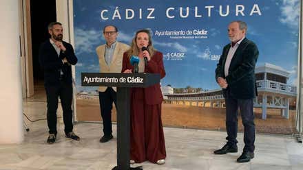 Imagen en la que se está presentando el evento delante de un photocall con la leyenda "Cádiz Cultura".