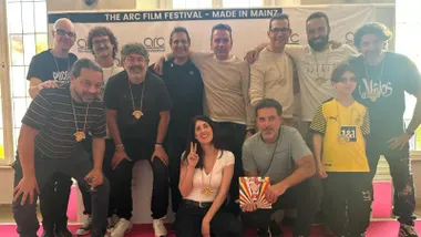 Integrantes de la expedición gaditana carnavalera con un responsables del festival de Mainz.