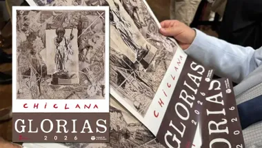 Persona sostiene en sus manos el cartel de Glorias de San Fernando.