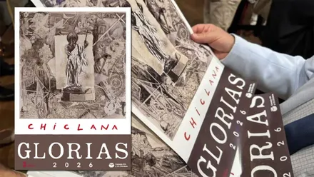 Persona sostiene en sus manos el cartel de Glorias de San Fernando.