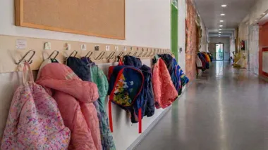 Ropa y mochila colgada en la Escuela Infantil "Tierra y Libertad".