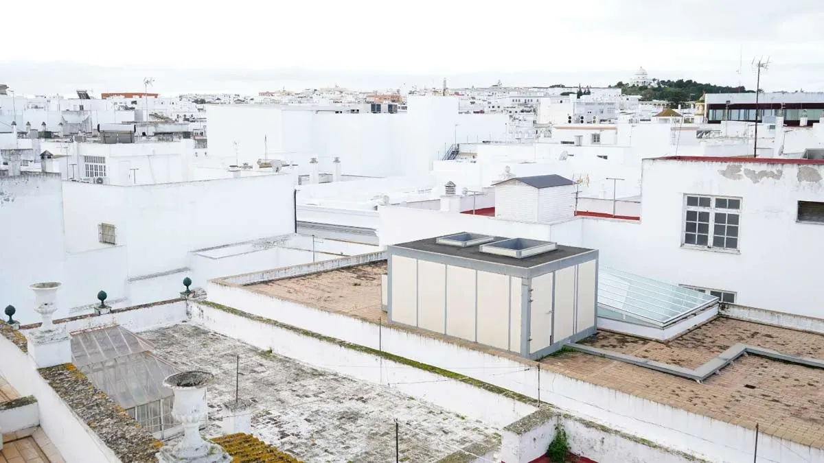 Paredes encaladas en blanco o pintadas en Chiclana.