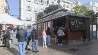 Colas para comprar churros en esta fresca jornada del lunes 13 de abril en Cádiz. Foto: José Luis Porquicho Prada