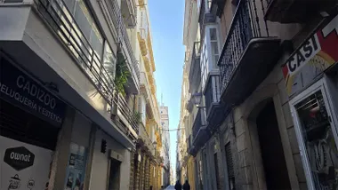 Cielo azul en Cádiz en esta imagen de la calle Sacramento con la Torre Tavira al fondo. Foto: José Luis Porquicho Prada.