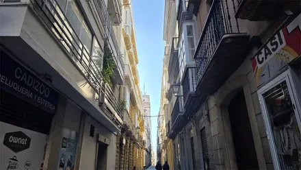 Cielo azul en Cádiz en esta imagen de la calle Sacramento con la Torre Tavira al fondo. Foto: José Luis Porquicho Prada.