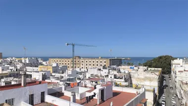 Cielo despejado en Cádiz, donde se aprecía una grúa sobre el edificio de Valcárcel. Foto: José Luis Porquicho Prada.