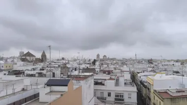 Imagen de Cádiz con la Catedral de Cadiz y la iglesia de Santa Cruz bajo un cielo nublado que amenaza lluvia