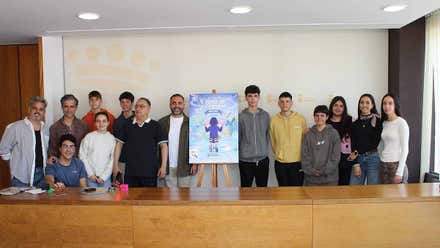 Posan con el cartel el delegado municipal de Juventud, Fede Díaz, quien ha comparecido en rueda de prensa junto a estudiantes de los IES Poeta García Gutiérrez y Huerta del Rosario.