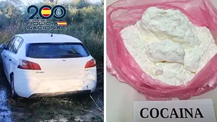 A la izquierda el automóvil blanco de los huidos y a la derecha una bolsa rosa con cocaína.