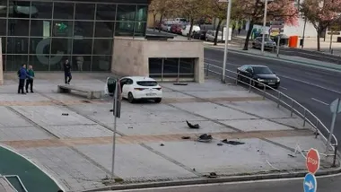 Así acabó el vehiculo tras cruzar unos diez metros de acera. Foto: Eulogio García.