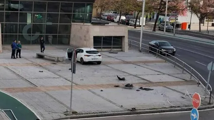 Así acabó el vehiculo tras cruzar unos diez metros de acera. Foto: Eulogio García.