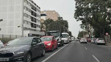 Tremenda retenci´´on de tráfico en la avenida principal de Cádiz,