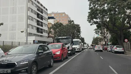 Tremenda retenci´´on de tráfico en la avenida principal de Cádiz,