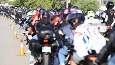 Muchas motos en cola para la concentración motera.