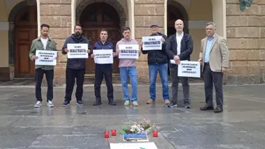 Concentración a las puertas del Ayuntamiento por la sexta persona sin hogar que fallece en Cádiz este año.