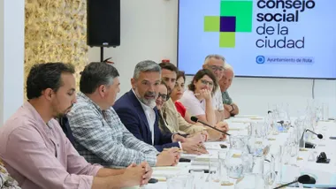 Reunión del Consejo Social de Rota con el alcalde conversando con sus integrantes.