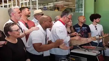 Momento en el que el cortador de jamón cota lonchas de una pieza jaleado por el público.