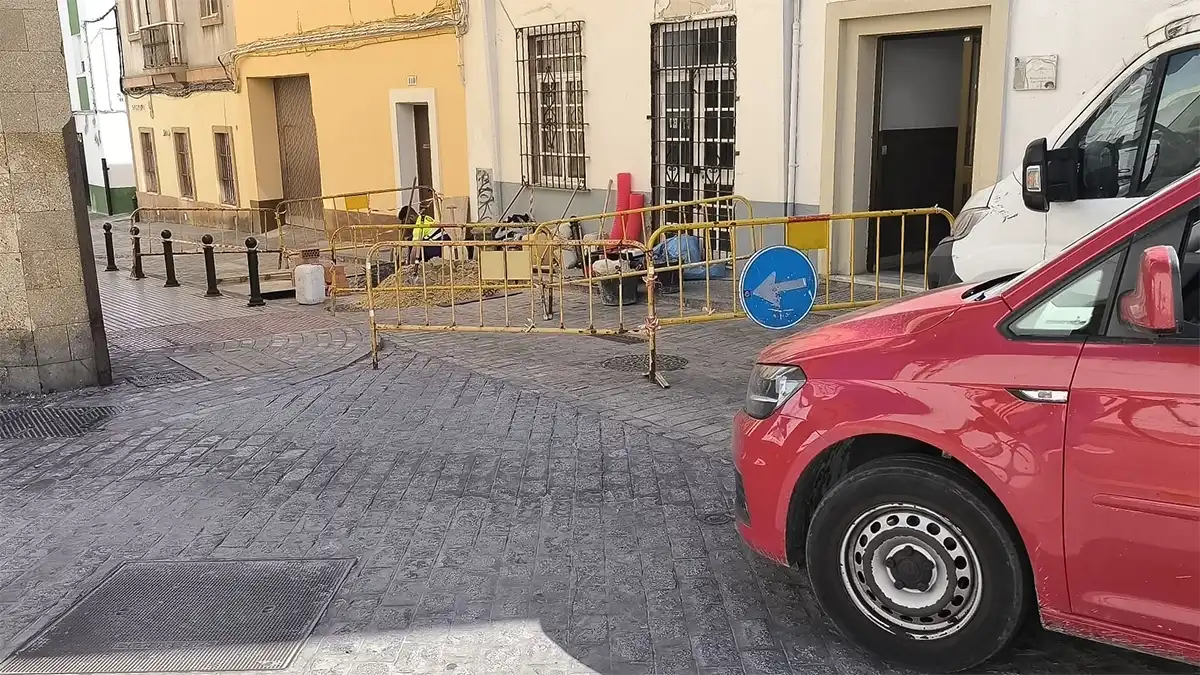Corte en el acceso a la calle Sagasta desde el Campo del Sur este jueves, con vehículos obligados a desviarse tras unos metros. Foto: José Luis Porquicho Prada.