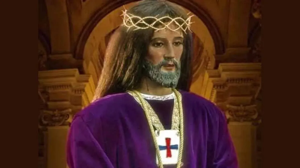 Imagen un poco de lado del Cristo de Medinaceli de Chiclana.