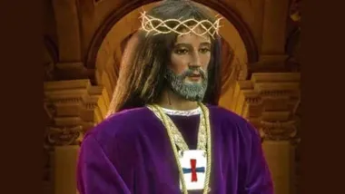 Imagen un poco de lado del Cristo de Medinaceli de Chiclana.