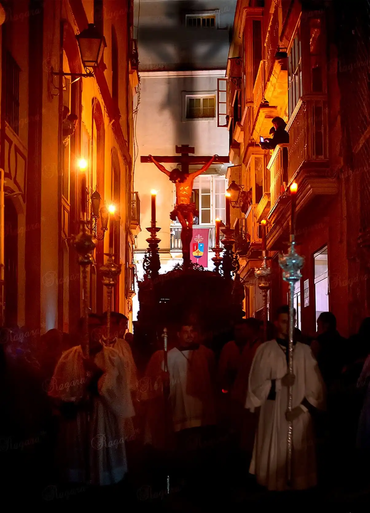 Paso del Cristo de la Buena Muerte por la calle Santiago. Foto: Hermandad de la Buena Muerte (Ragara)