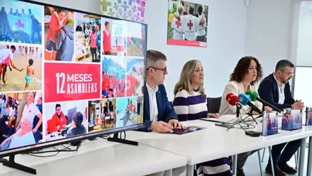 En una mesa, con una pantalla, explican cuatro personas las cifras de intervención de Cruz Roja en Cádiz.