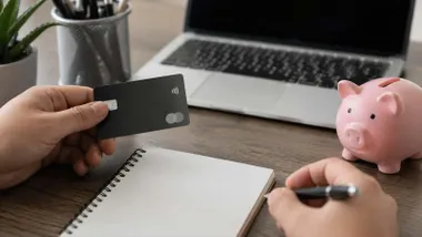 Persona revisando su cuenta bancaria.