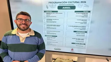 Concejal delante de una pantalla con la programación cultural de Sanlúcar de Barrameda en el mesa de abril.