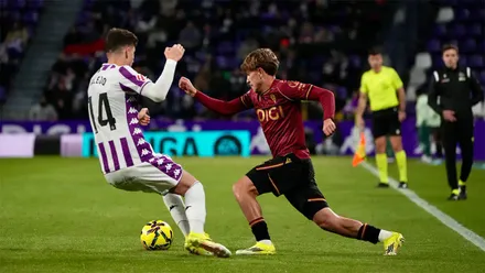 De la Rosa busca el desborde ante un defensor del Valladolid en una acción aislada de un Cádiz CF sin intensidad. Foto: Cádiz CF.