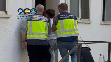 La detenida siendo llevada por dos agentes de la Policía Nacional.