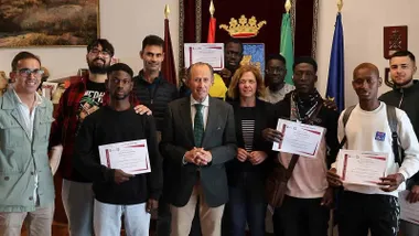 El acalde rodeado por los alumnos del curso de soldadura con el diploma en las manos.
