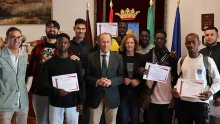 El acalde rodeado por los alumnos del curso de soldadura con el diploma en las manos.