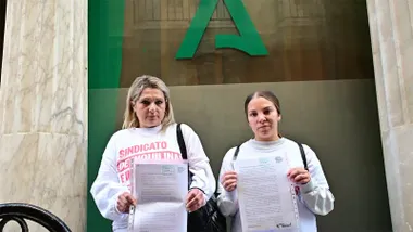 Sonia y Estefanía han hecho públcos sus casos en esta movilización. Foto: Eulogio García.