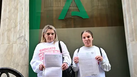 Sonia y Estefanía han hecho públcos sus casos en esta movilización. Foto: Eulogio García.