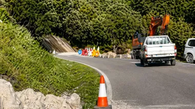 Obras de reparación en la carretera de El Boyar a Grazalema con los vehículo de obras.