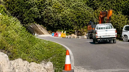 Obras de reparación en la carretera de El Boyar a Grazalema con los vehículo de obras.
