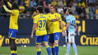 El capitán Álex Fernández con gesto serio en el choque ante la UD Las Palmas